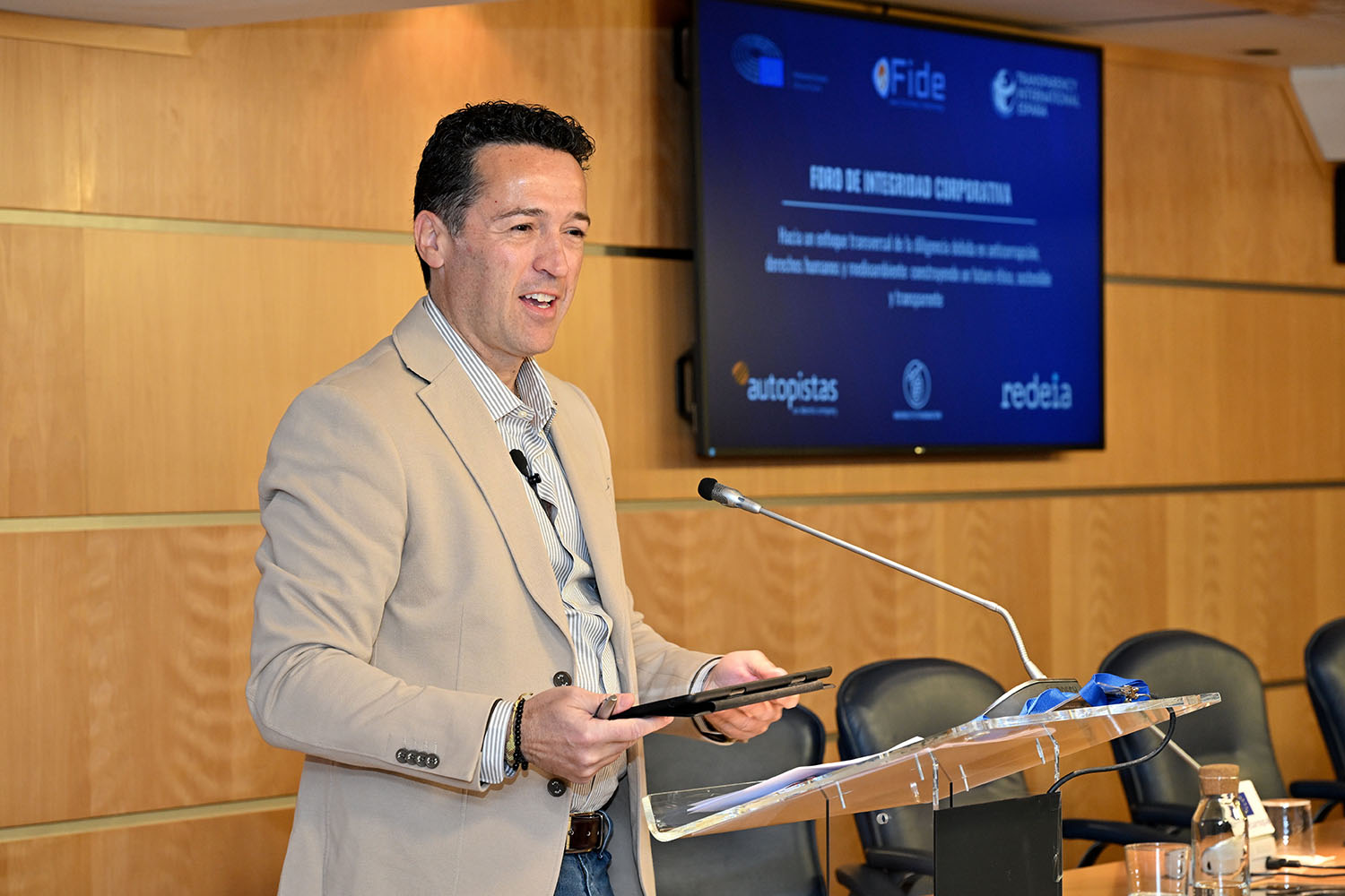 JORNADA "HACIA UN ENFOQUE INTEGRAL Y TRANSVERSAL DE LA DILIGENCIA DEBIDA EN MATERIA ANTICORRUPCIÓN, DERECHOS HUMANOS Y MEDIOAMBIENTE: CONSTRUYENDO UN FUTURO ÉTICO"