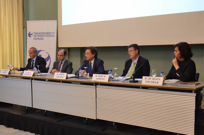 Mesa de internivientes en la Jornada. De izquierda a derecha: Julián Núñez (SEOPAN), Felipe Martínez Rico (Subsecretario de Hacienda), Jesús Lizcano (Presidente de TI-España), José María Gimeno (Catedrático de Dcho. Administrativo) y Mª Jesús Escobar (EY) Mesa de internivientes en la Jornada. De izquierda a derecha: Julián Núñez (SEOPAN), Felipe Martínez Rico (Subsecretario de Hacienda), Jesús Lizcano (Presidente de TI-España), José María Gimeno (Catedrático de Dcho. Administrativo) y Mª Jesús Escobar (EY)